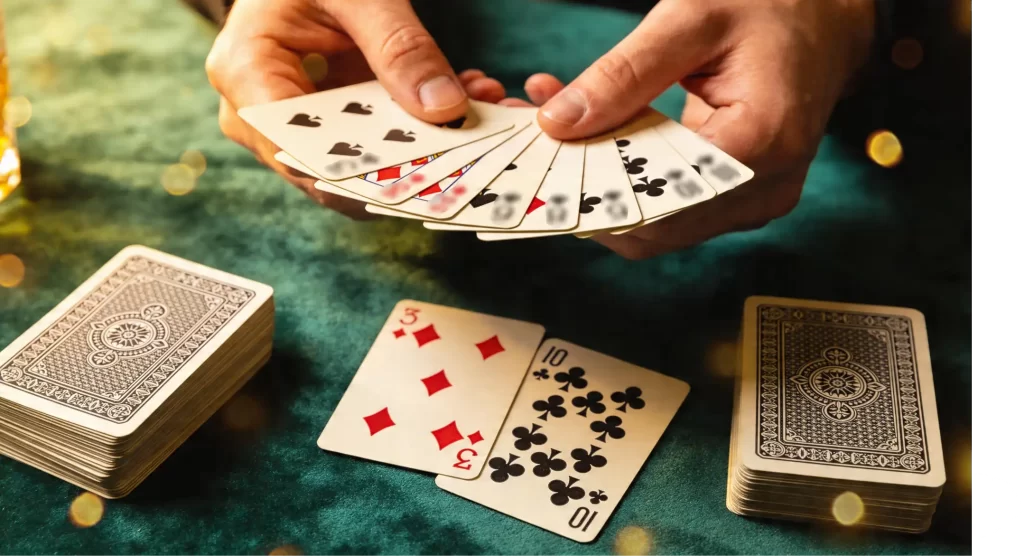 Gin Rummy Kartenspiel mit aufgefächerten Spielkarten auf grünem Filz