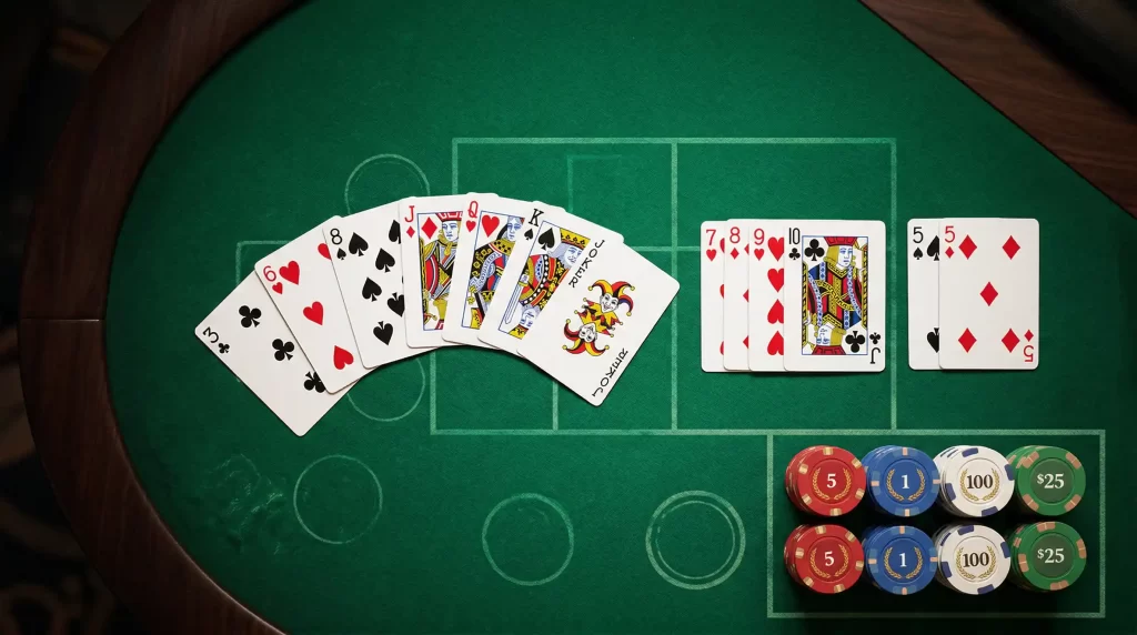 Pai Gow Poker Tisch mit sieben Karten und aufgeteilten Händen